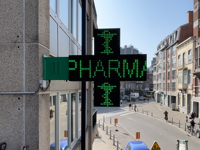 Enseigne et lettrage lumineux sur-mesure pour pharmacie en Belgique